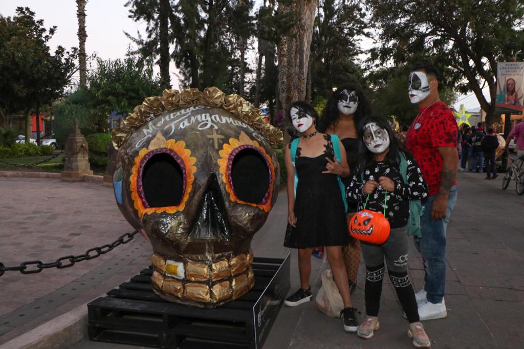 Las Calaveras fueron realizadas en su mayoría en el taller de cartonería en el Centro Cultural La Merced, con el maestro Felipe Arredondo.