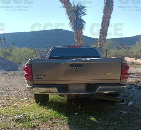 Guardia Civil asegura camioneta robada, poncha llantas y equipo táctico