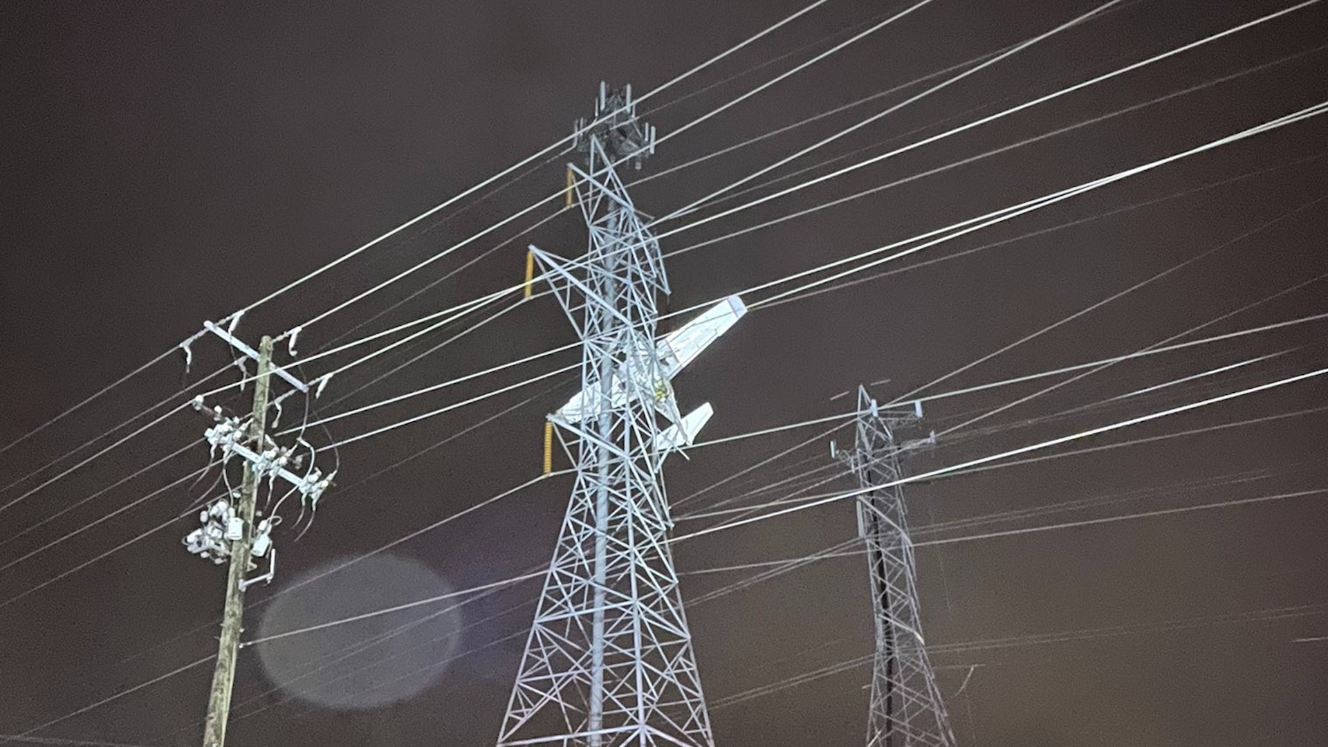 Rescatan a piloto y pasajero de avioneta estrellada en torre eléctrica de EU