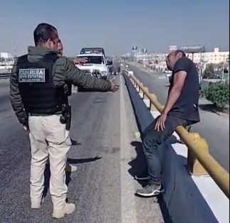 Rescatan a hombre que intento arrojarse de un puente vehicular de la carretera 57