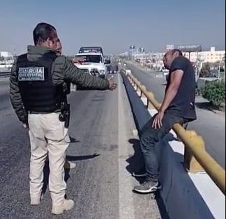 Rescatan a hombre que intento arrojarse de un puente vehicular de la carretera 57