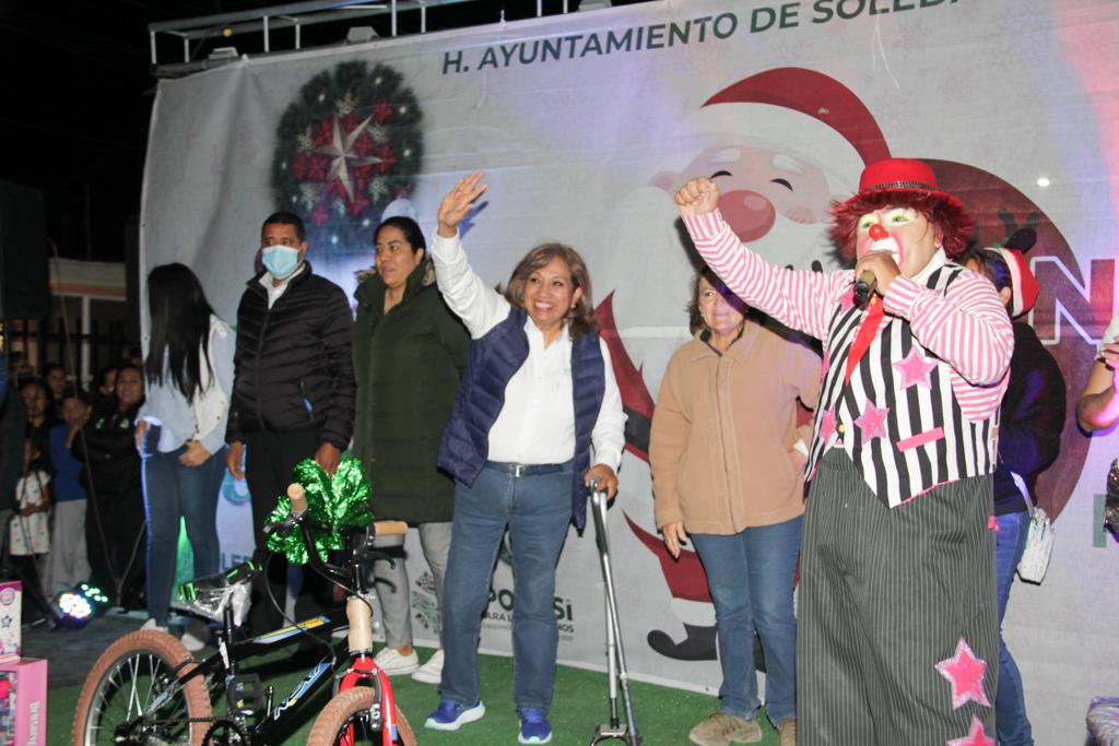 La alcaldesa de Soledad acompañada de integrantes de su gabinete visitaron diferentes colonias en el marco del Festival Navideño 2022.