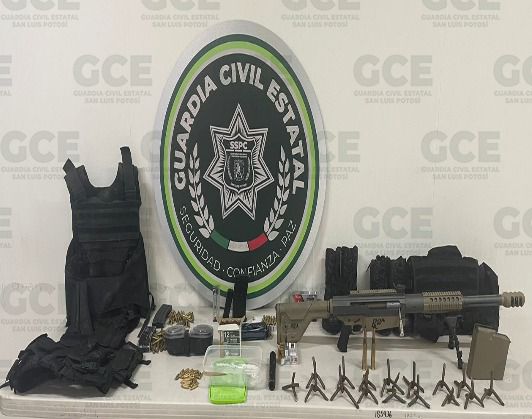 Agentes de la Guardia Civil Estatal (GCE) aseguraron armamento, equipo táctico y más de 170 cartuchos útiles
