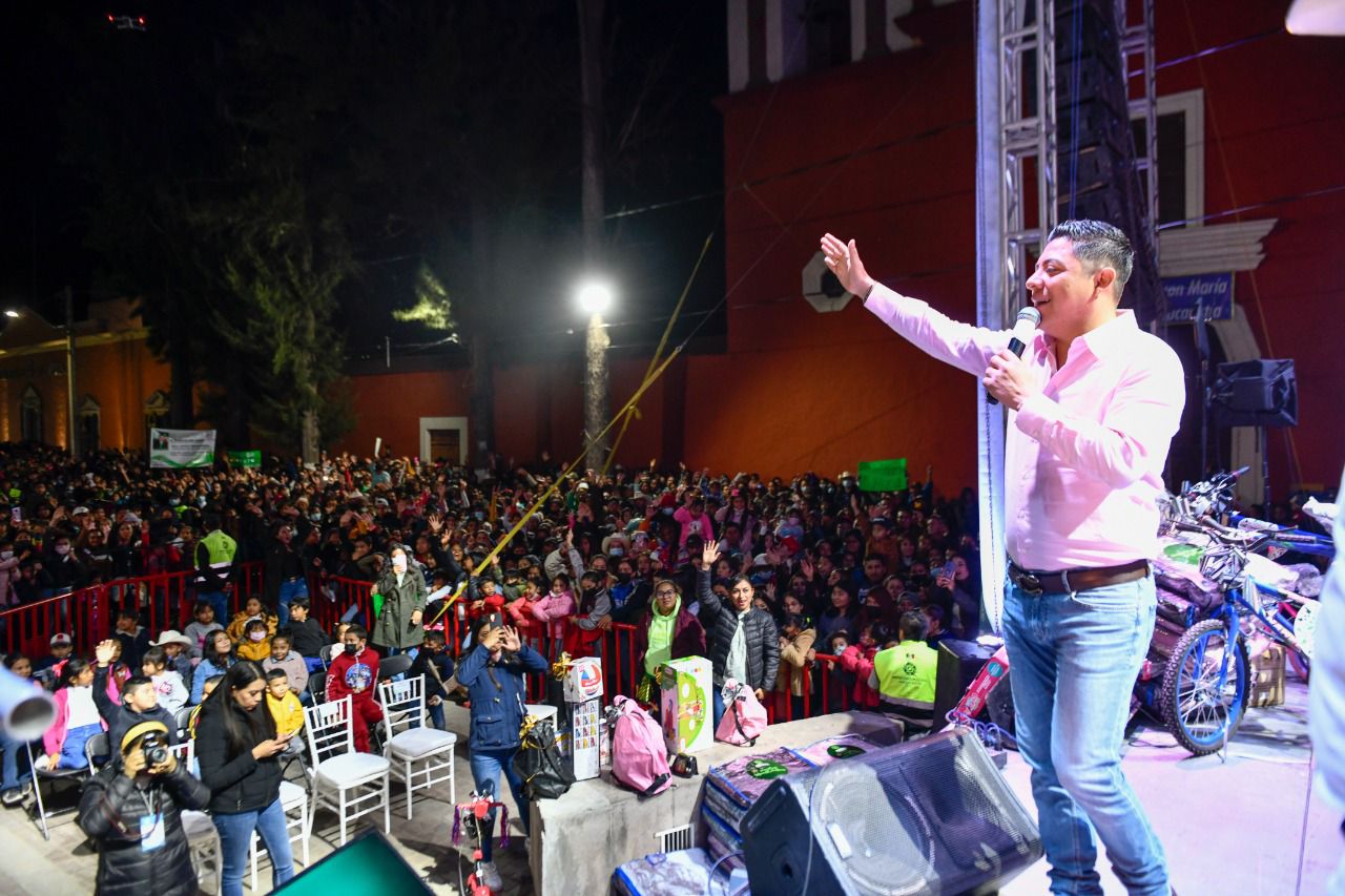 Ricardo Gallardo llevó a cabo la entrega simbólica de cobertores y de juguetes a cientos de habitantes de Santa María del Río