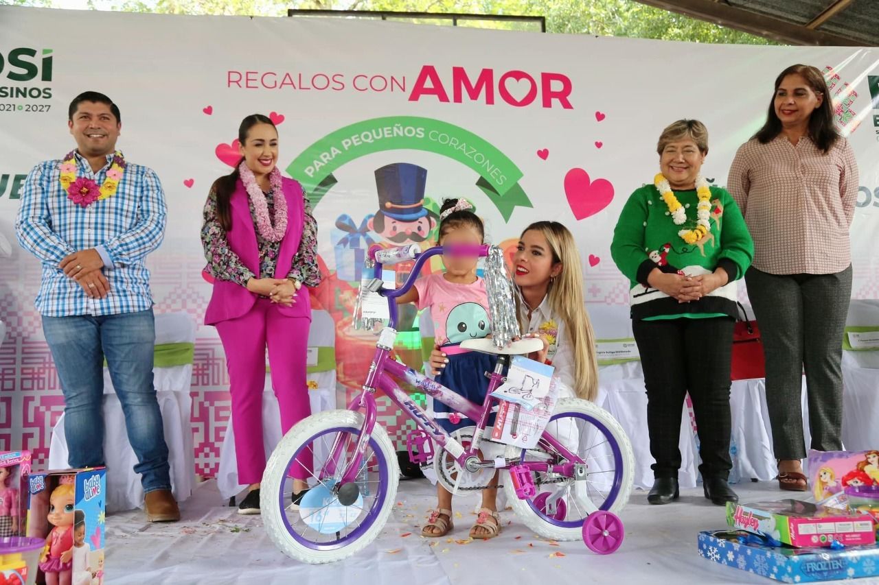 La campaña “Regalos con Amor para Pequeños Corazones” del DIF estatal, llenó de sonrisas y alegría a las y los niños habitantes de dicha zona del Estado