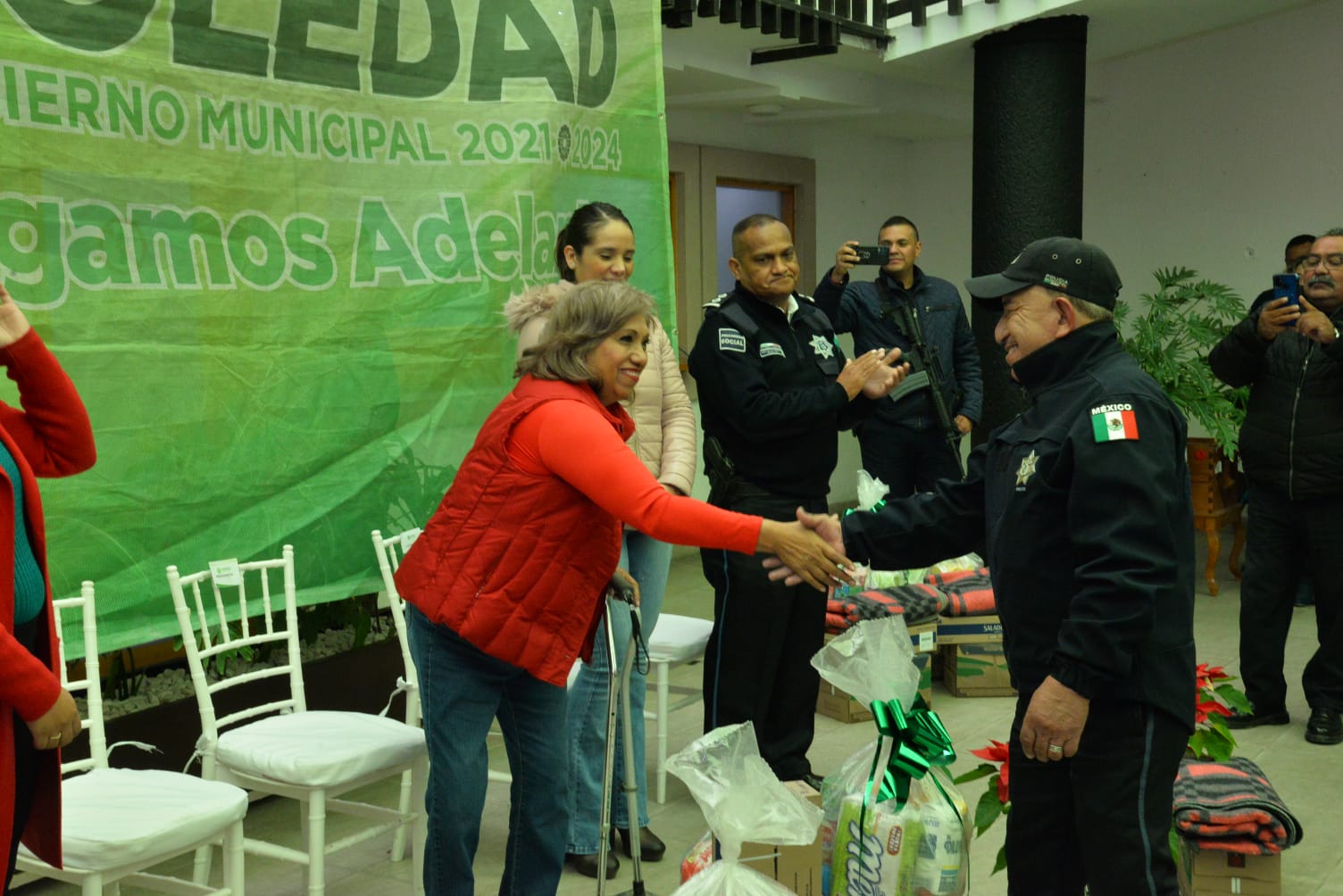 Alcaldesa Leonor Noyola entregó despensas a personal sindicalizado del ayuntamiento