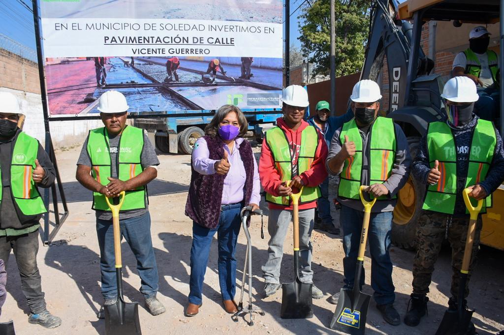 Leonor Noyola Cervantes, dio el banderazo de arranque a la obra de pavimentación de la calle Vicente Guerrero.