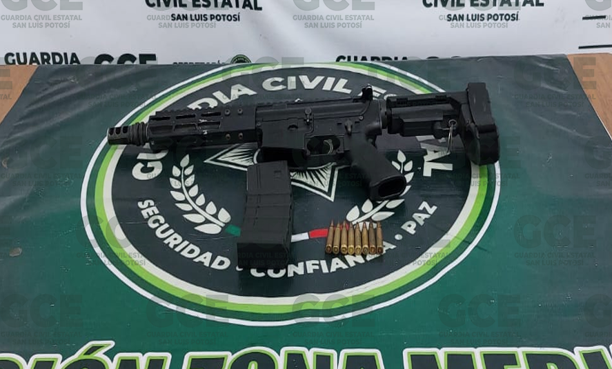 Atendieron el reporte de civiles armados, logrando el aseguramiento de un fusil de asalto en un vehículo en estado de abandono.