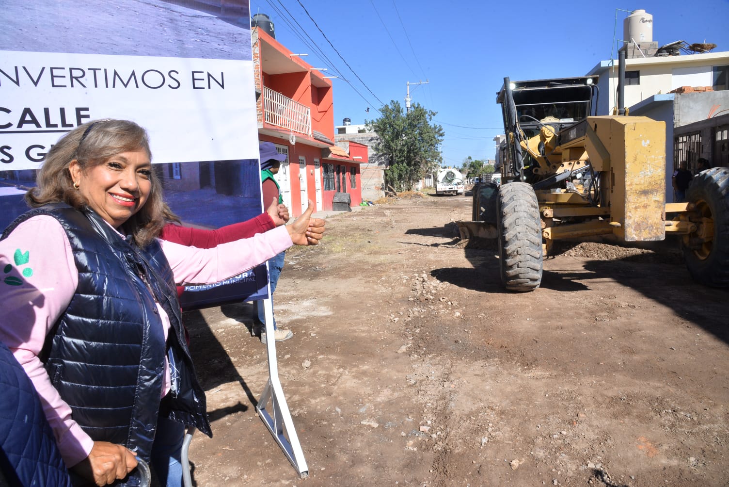 Noyola Cervantes, dio el banderazo de arranque a la obra de pavimentación de la calle Palomas en la colonia Genovevo Rivas Guillén