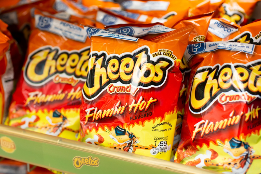 La película que narra la creación de la botana mas picante en la marca “Cheetos” llegará a los cines este 2023.