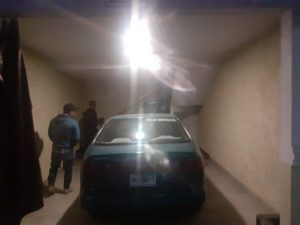 Aseguraron un vehículo con reporte de robo, en la colonia San Felipe, dentro de un inmueble.