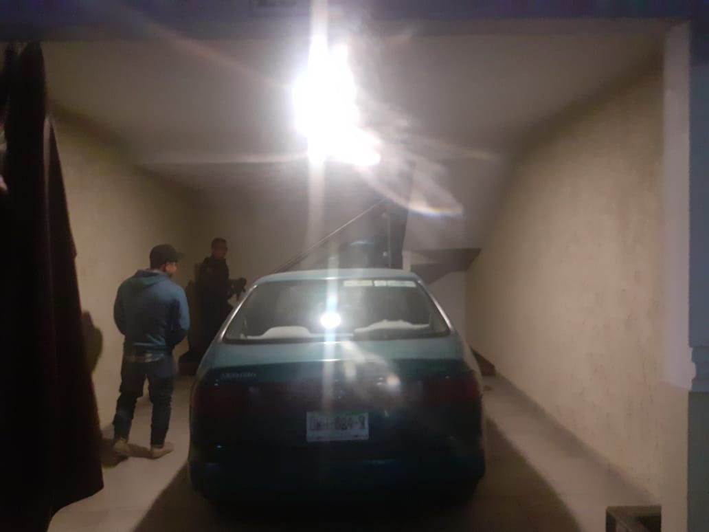 Aseguraron un vehículo con reporte de robo, en la colonia San Felipe, dentro de un inmueble.