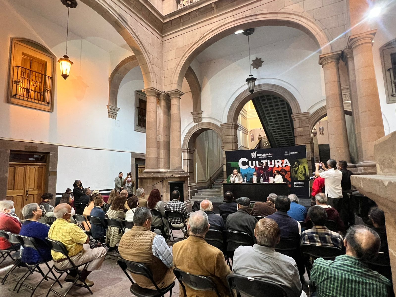 Miguel Mora presentó su libro “Una flor sin pétalos ni aroma” en el centro Cultural Palacio Municipal