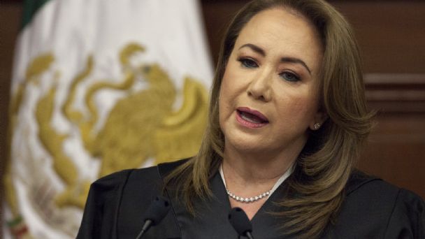 UNAM convoca a ministra Yasmín Esquivel para que defienda su tesis