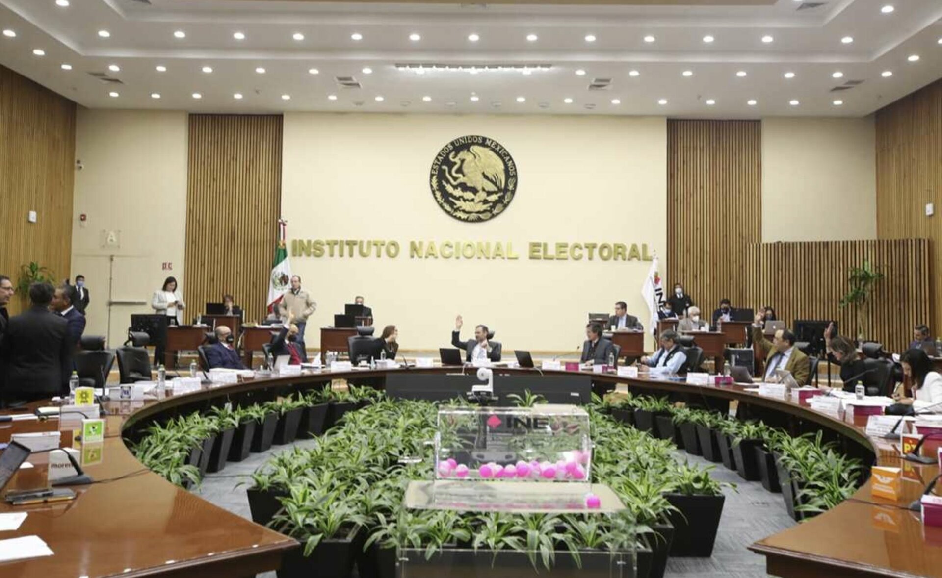 Tribunal Electoral ordena que INE sea presidido por una mujer