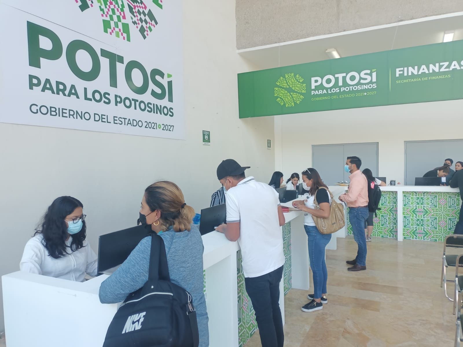 En este espacio se realizan trámites de canje de placas pendientes de entregar y pago de refrendo anual, de manera ágil y eficiente