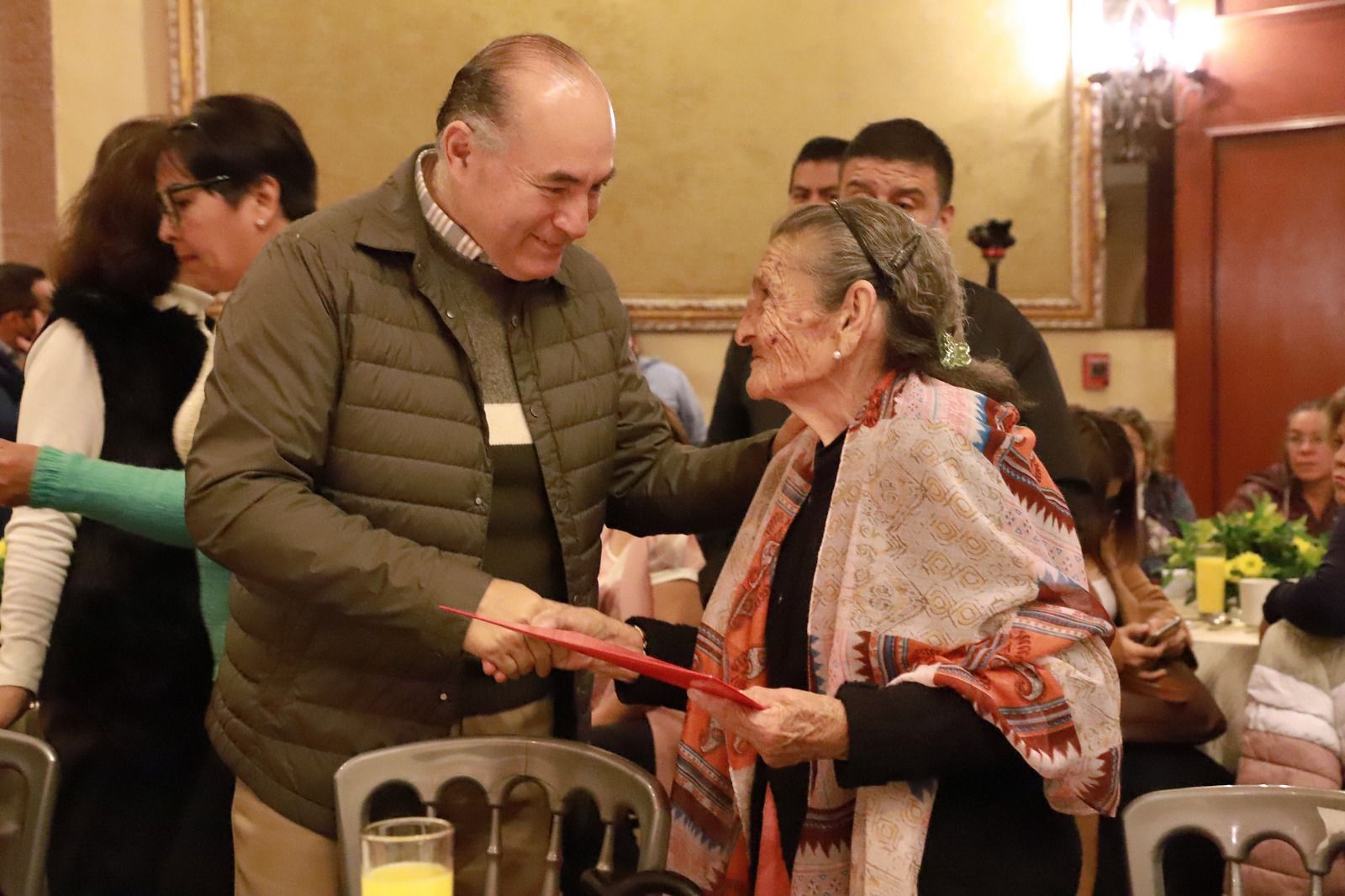 Enrique Galindo reconoce a 163 trabajadores pensionados homenajeados por sus años de servicio