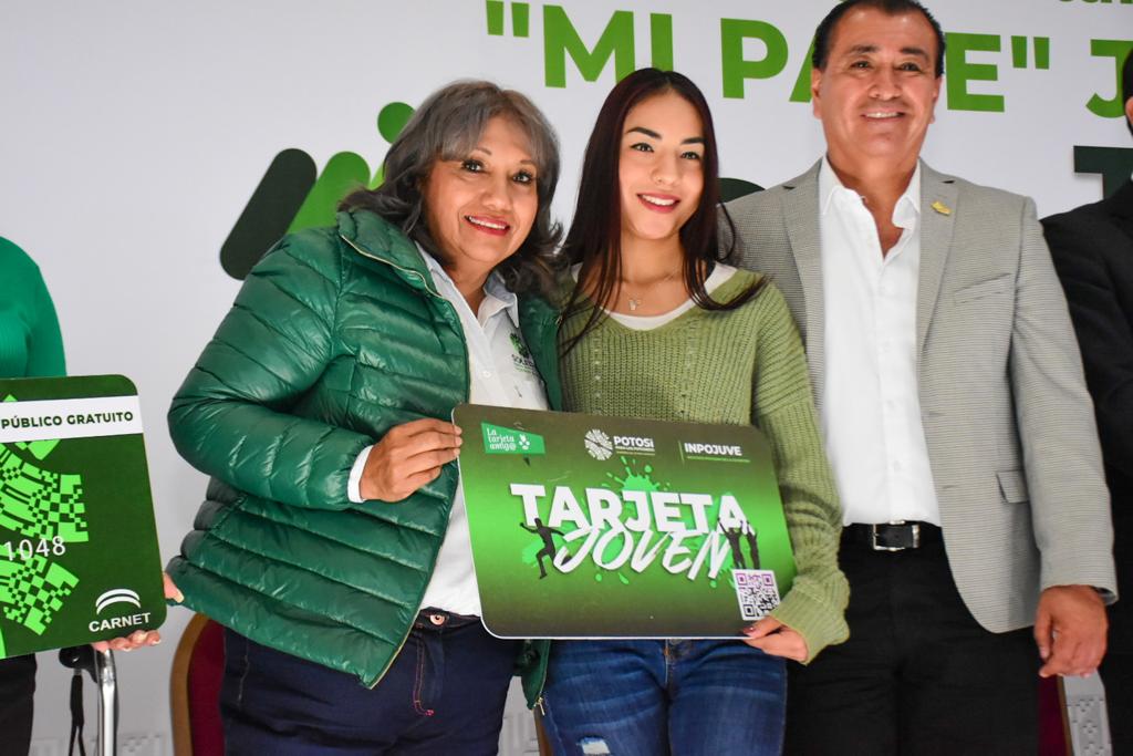 Leonor Noyola acude al evento de entrega de la tarjeta Mi Pase y Tarjeta Joven