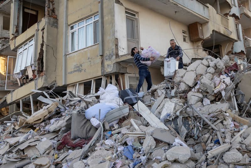 Muertes por terremoto en Turquía superan las 43 mil 500