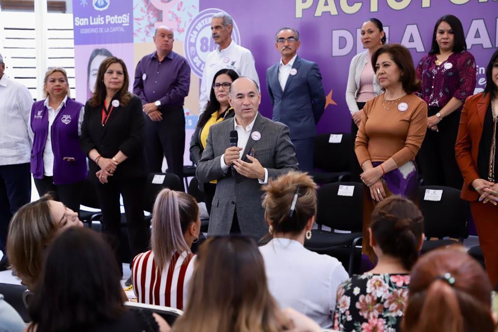 Enrique Galindo firma el Pacto por las Mujeres de la Capital del Sí