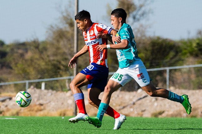 Al minuto 12, Atlético de San Luis se fue al frente y con Alberto Ríos, intentó abrir el marcador con un potente disparo desde el área chica