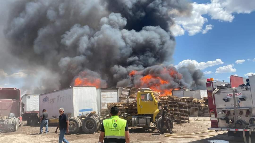 Se incendia negocio de tarimas en la Delegación Villa de Pozos