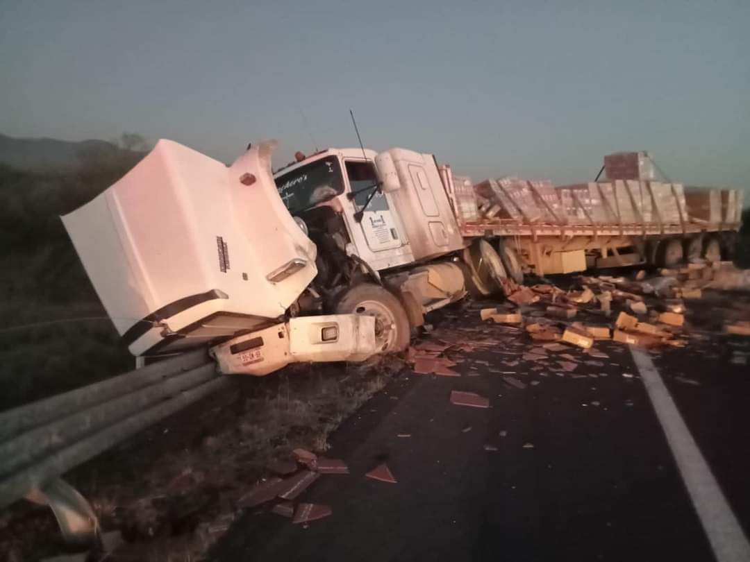 Un muerto y un herido en fuerte choque sobre la carretera Rioverde