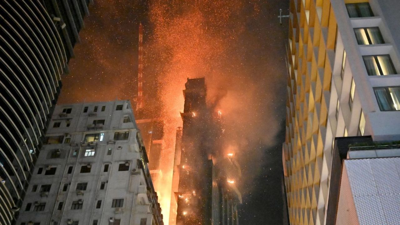 Incendio en rascacielos de Hong Kong deja dos heridos