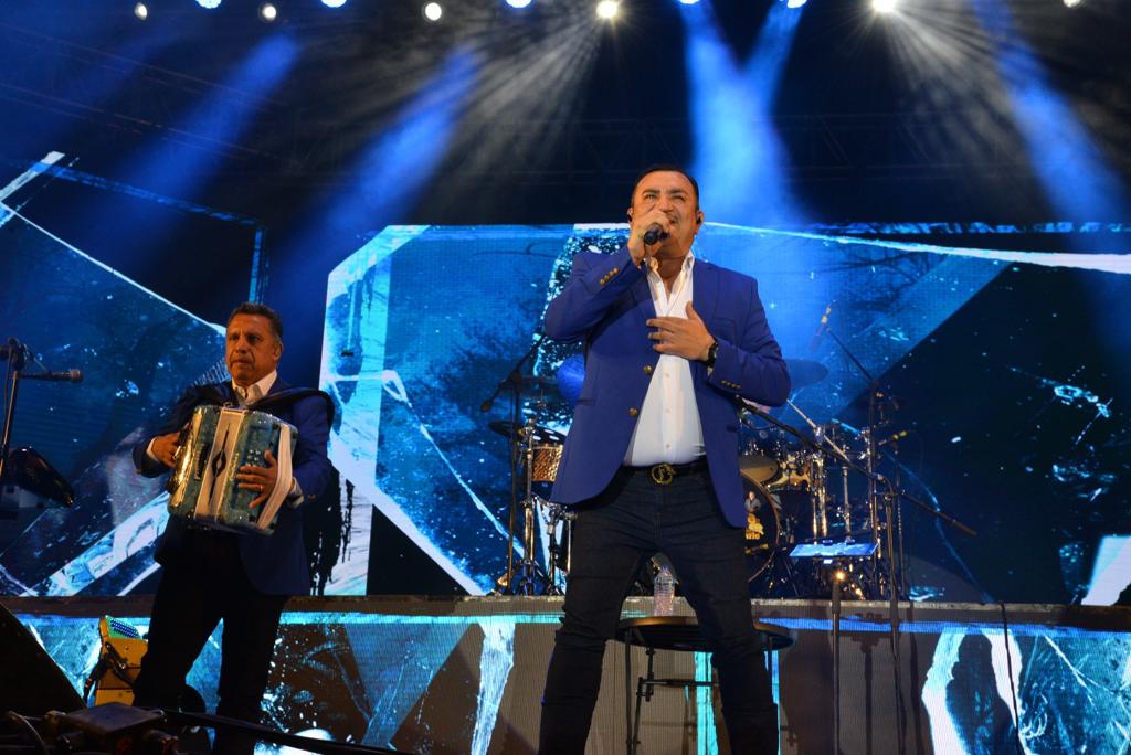 Al ritmo del saxofón, las multitudes suspiraron con la música romántica de la agrupación que llenó la plaza principal de Soledad.