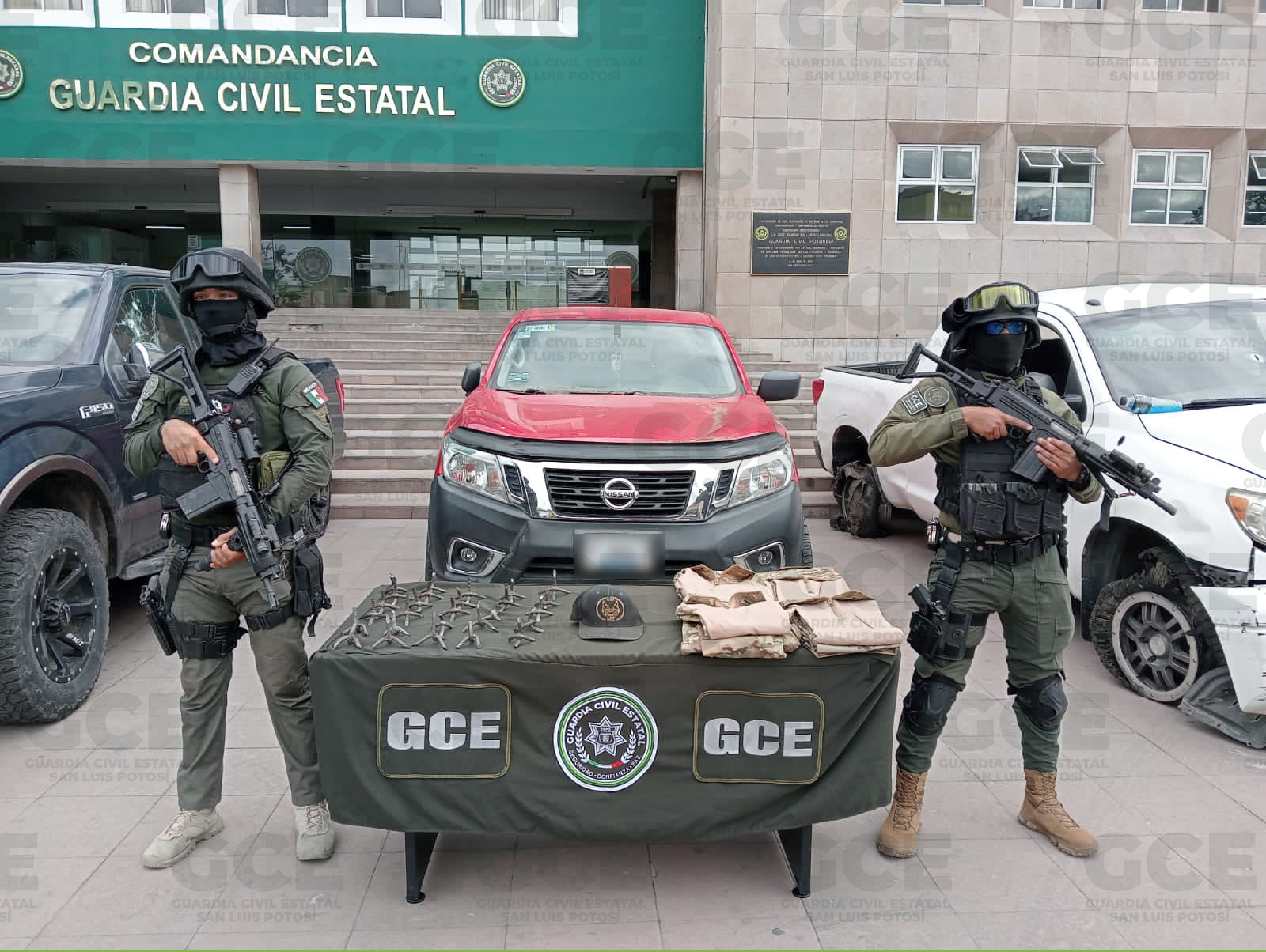 Guardia Civil asegura vehículos con "poncha llantas" en su interior, en Guadalcázar