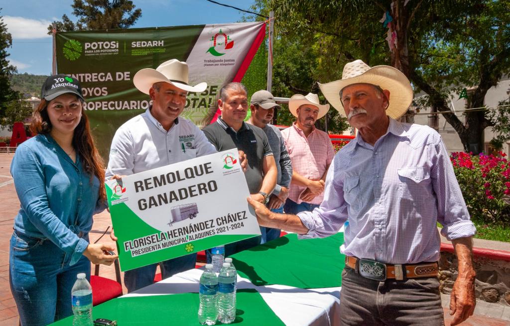 Gobierno de SLP entregó maquinaria al campo de la Zona Media