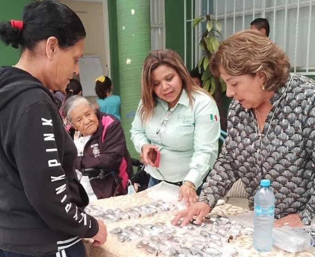 María de Pilar Cardona Reyna continúa con la entrega de lentes a personas de la tercera edad en el municipio.