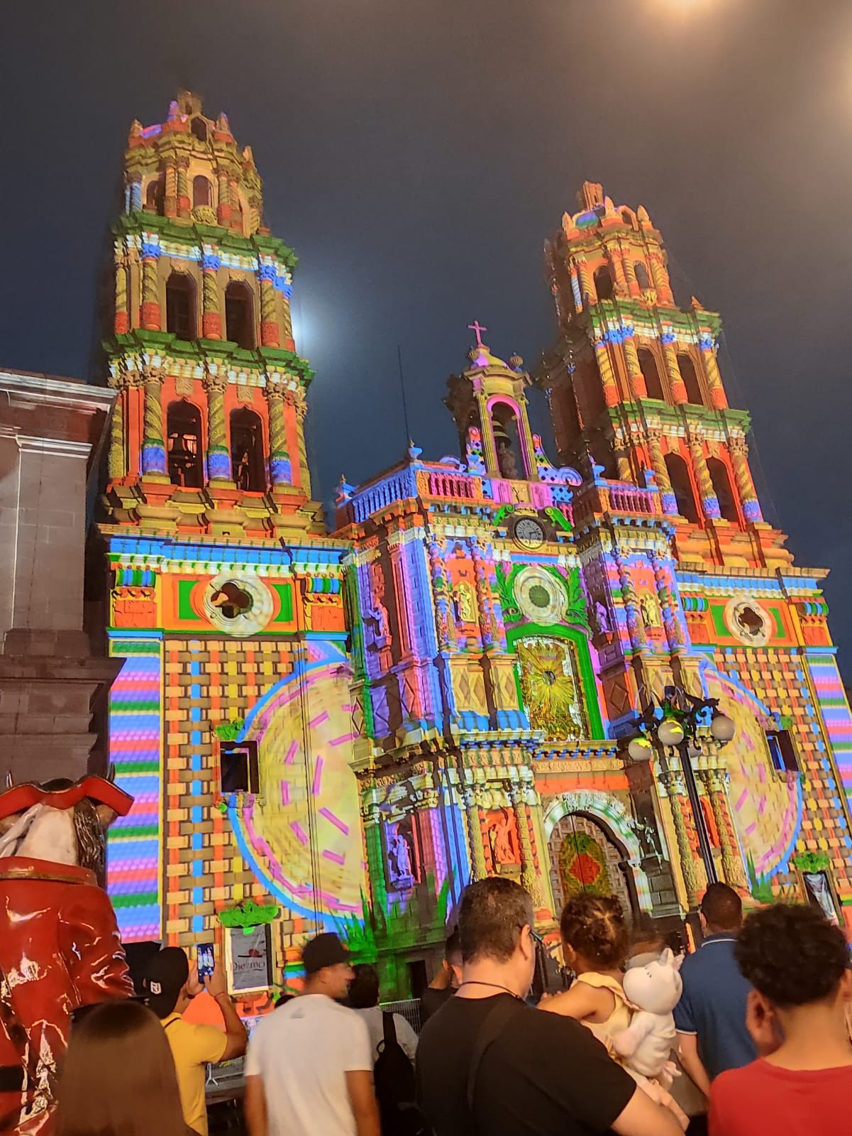 En el marco de una alegoría de color proyectada sobre la fachada de la Catedral Metropolitana de SLP, inició esta noche La Fiesta de Luz 2023