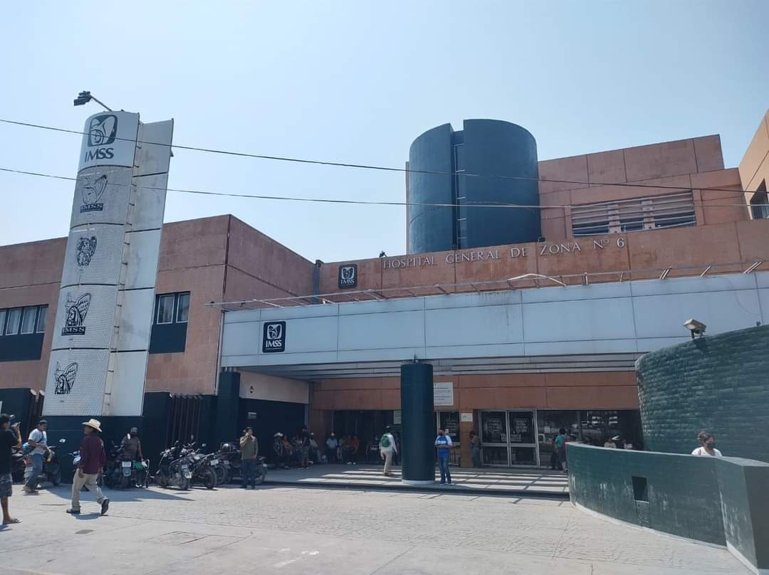 Cae elevador del IMSS con personas adentro