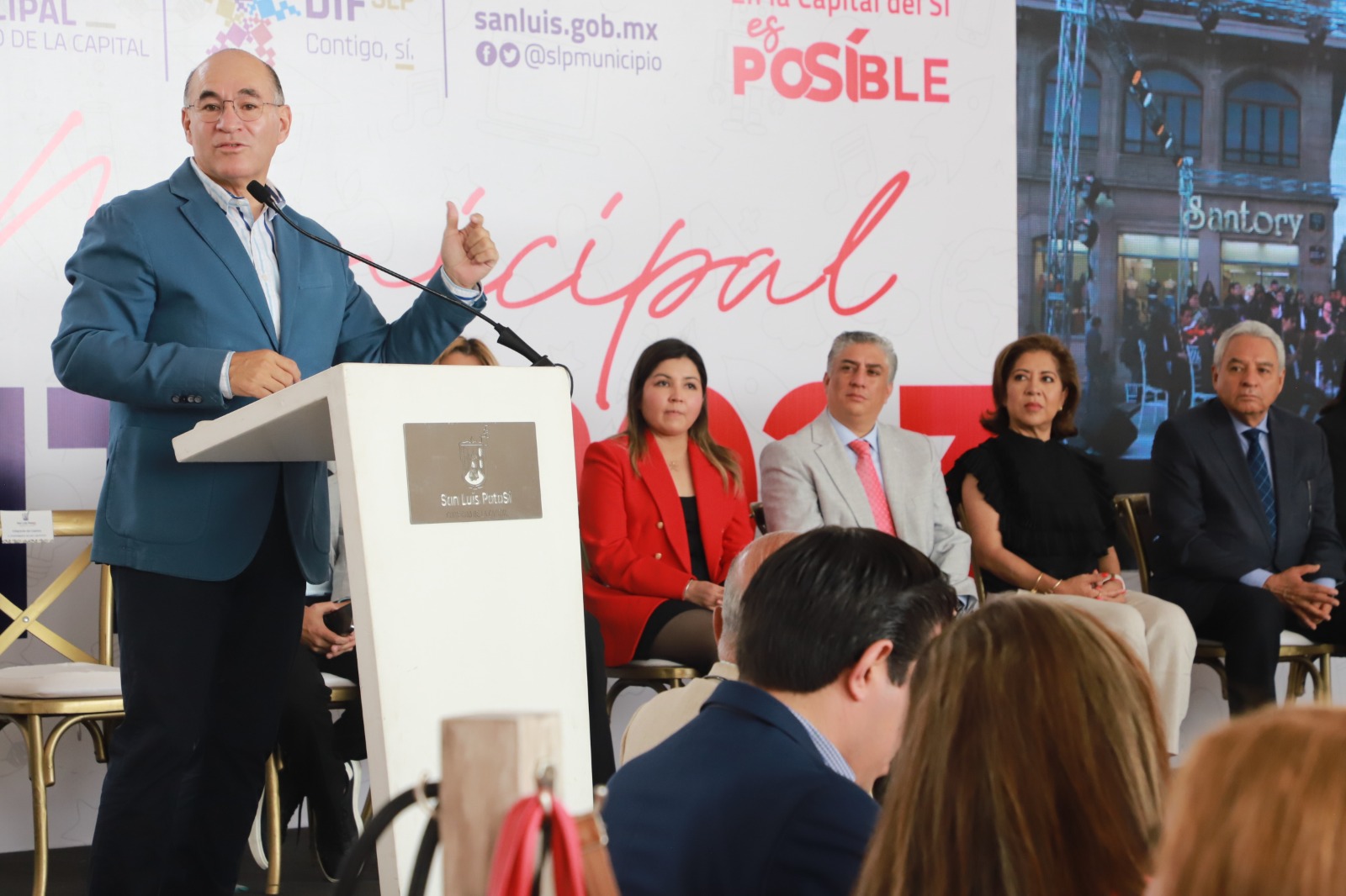 El Mandatario entregó el Premio Municipal Docente 2023 a cinco maestras y maestros por su desempeño sobresaliente.