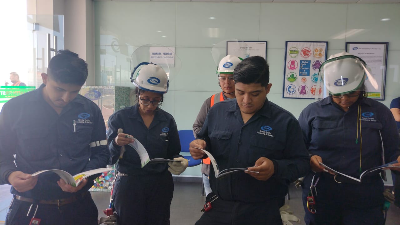 Actividades del Centro de Información y Educación Ambiental fueron llevadas a las instalaciones de esta compañía.