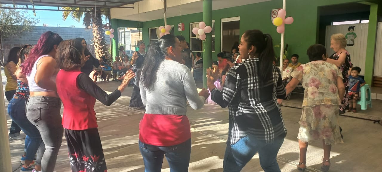 Mediante un convivio, la dependencia ofreció música, regalos y banquete a madres de la tercera edad de distintas colonias.