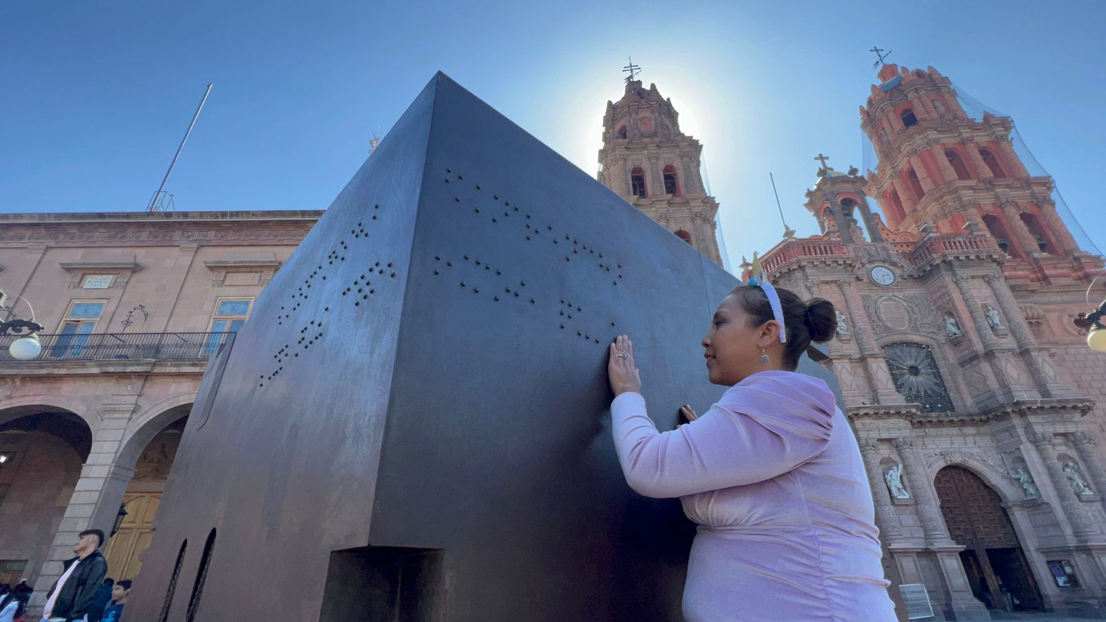 La Caja táctil es una estructura de acero de 2 metros cúbicos de 500 kilos, en cuyo interior hay cuatro esculturas en pequeña escala