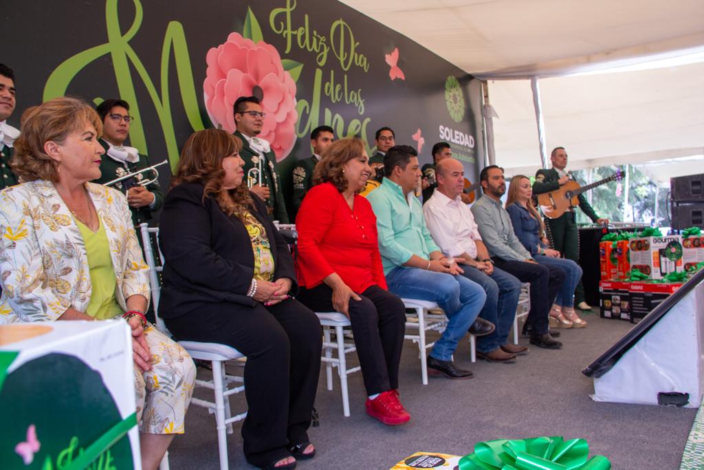 LA ALCALDESA Y EL GOBERNADOR DEL ESTADO FESTEJARON A LAS MADRES EN SU DÍA