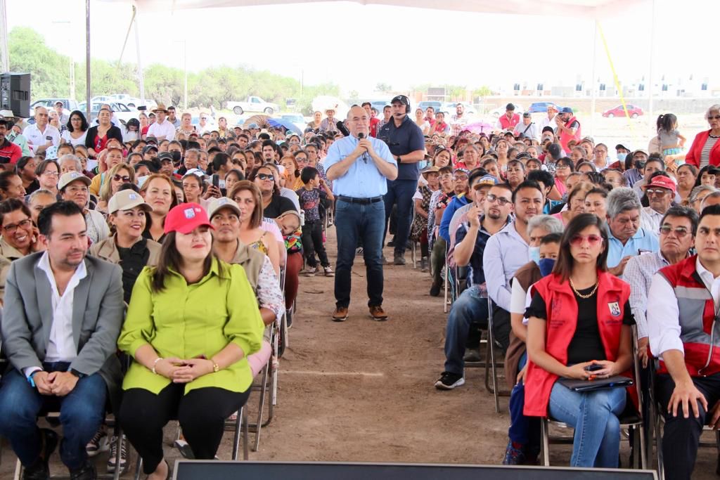 Enrique Galindo pone la primera piedra del panteón de Villa de Pozos