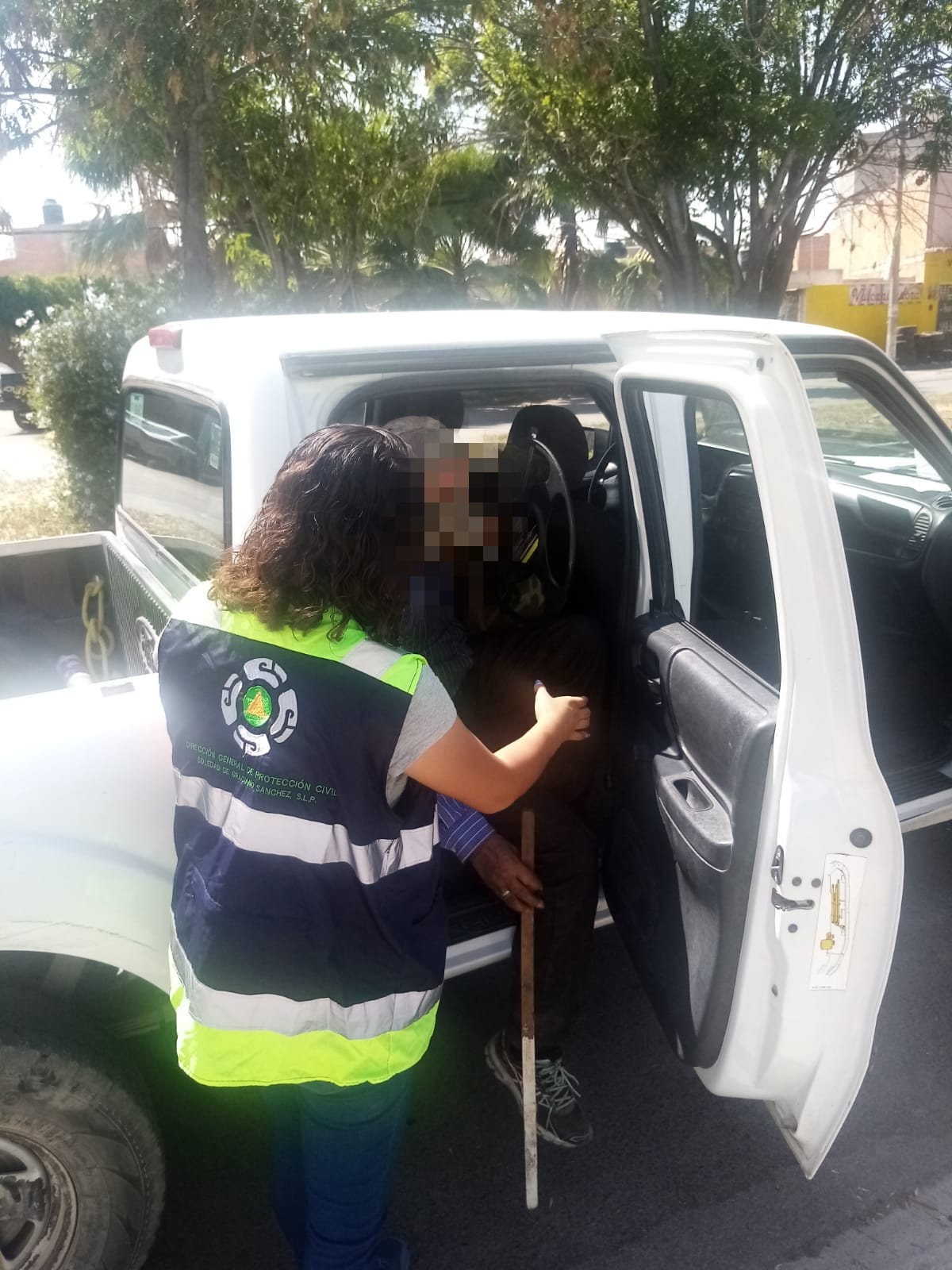 El adulto mayor fue hidratado, mientras manifestó su deseo de que se le apoyara en ser trasladarlo a su domicilio