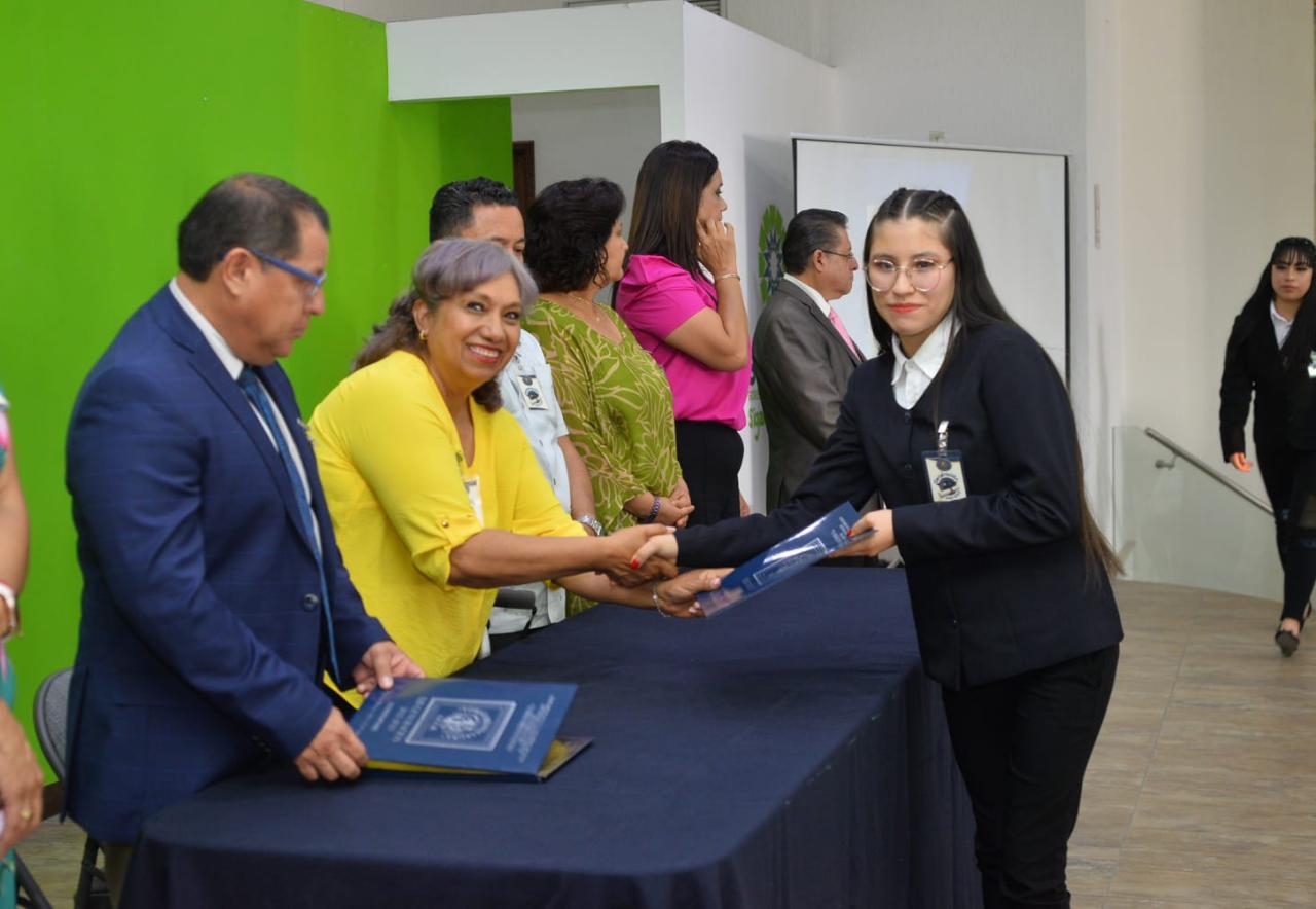 Finalmente, la jefa de gobierno agradeció a las y los profesores, por el tiempo y acompañamiento que dieron al estudiantado