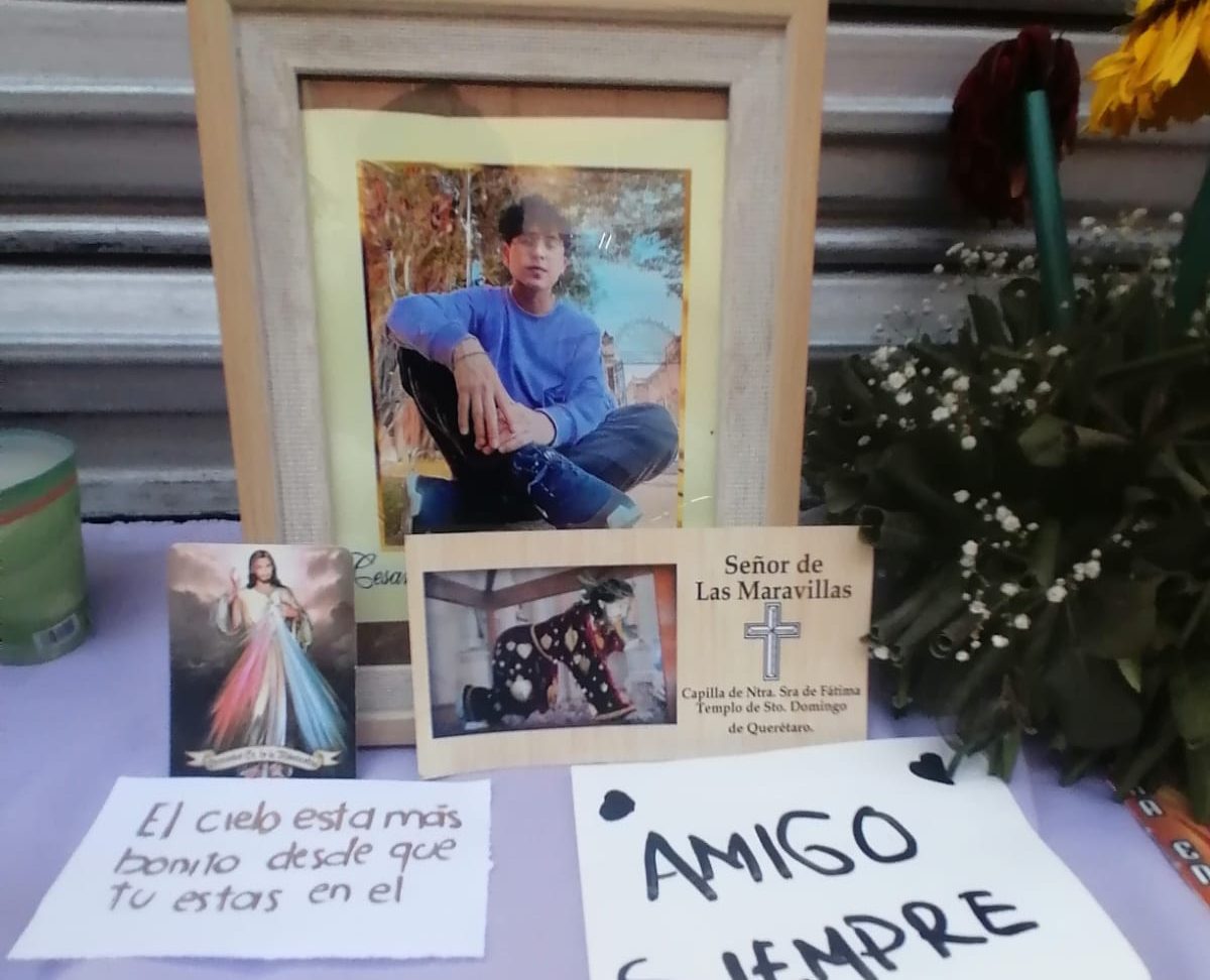Familiares y amigos colocan altar en memoria a César Gerardo