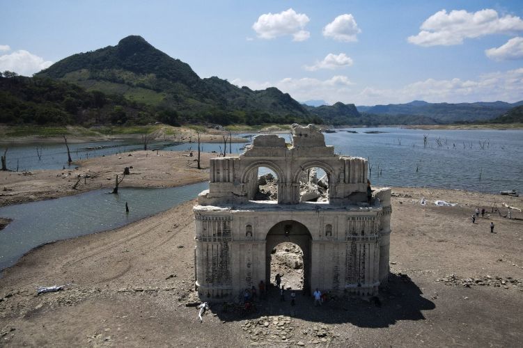 Sequía deja al descubierto iglesia de Quechula en Chiapas