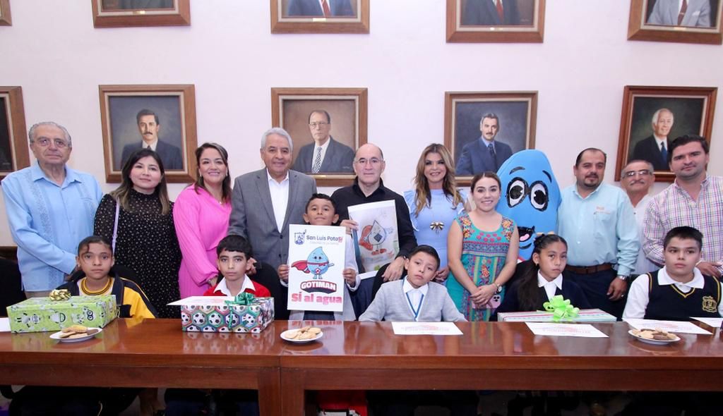 Se entregaron los premios a los primeros lugares del concurso, en el que participaron estudiantes de escuelas municipales.