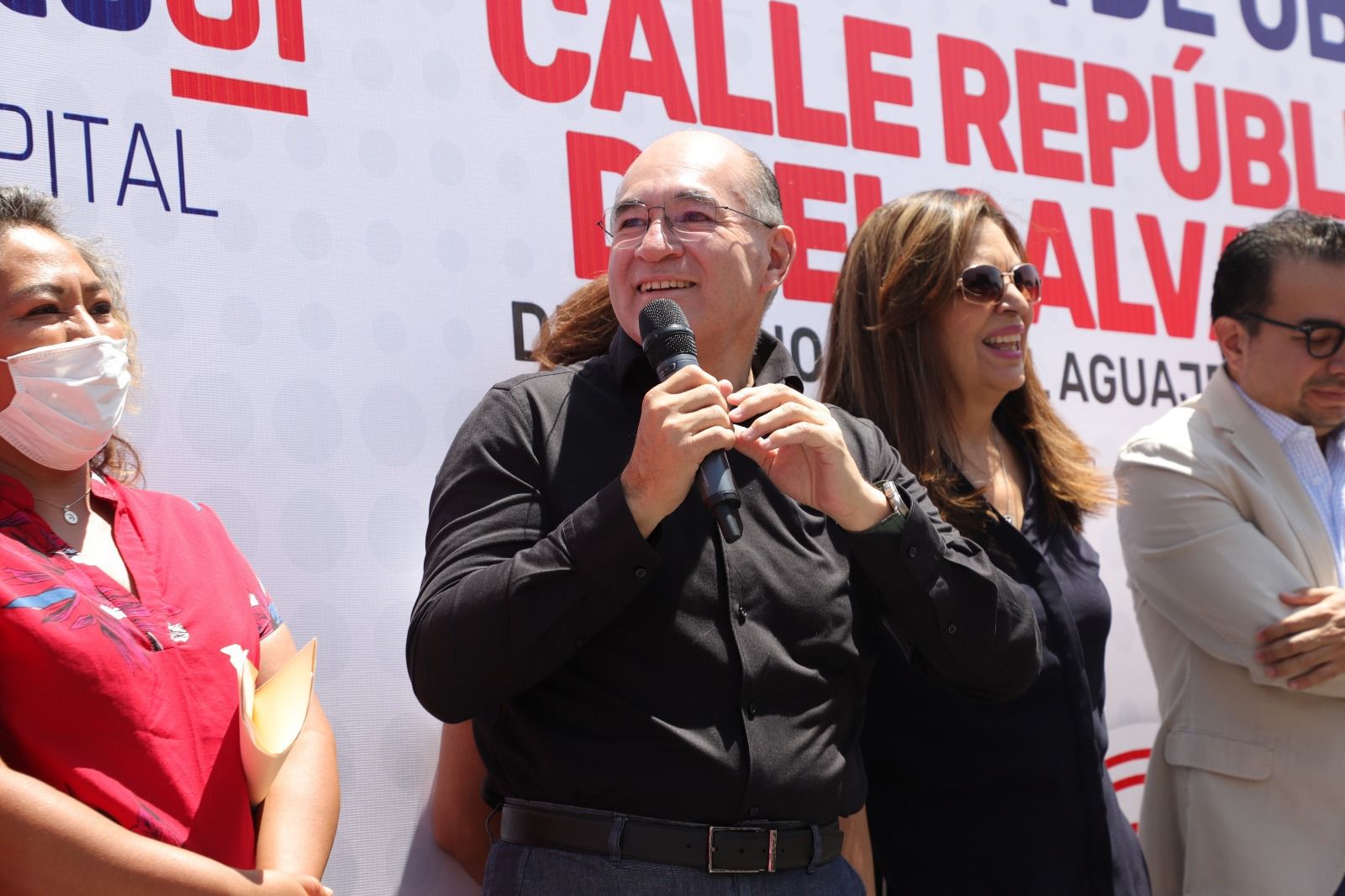 El Alcalde, Enrique Galindo Ceballos entrega la calle República de El Salvador a habitantes de la colonia Simón Díaz.