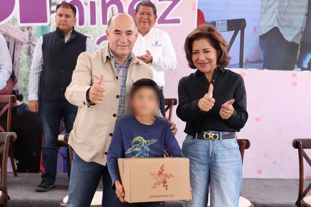 Estela Arriaga y el Alcalde Enrique Galindo hicieron entrega de paquetes con alimentos sanos y balanceados.