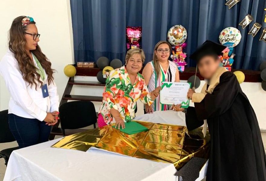 Seis adolescentes del Centro de Asistencia Social “Rosario Castellanos”, culminaron su educación secundaria