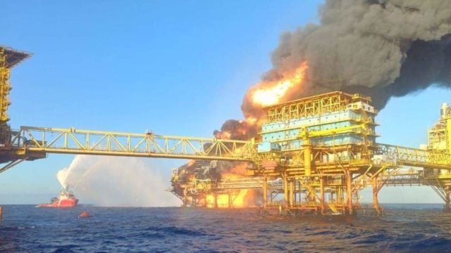 Incendio en plataforma de Pemex en Campeche deja dos muertos