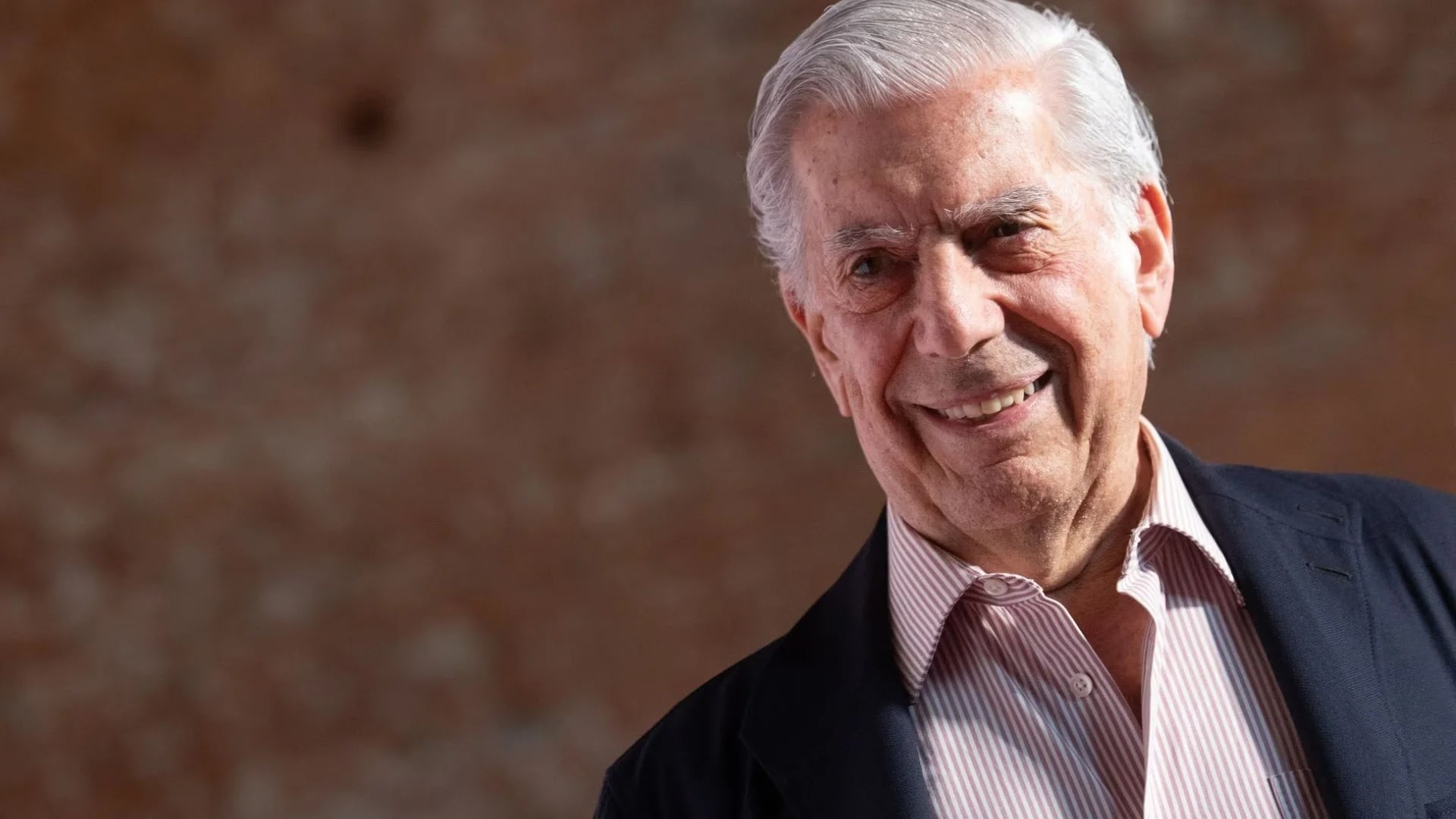 Hospitalizan al escritor Mario Vargas Llosa por COVID
